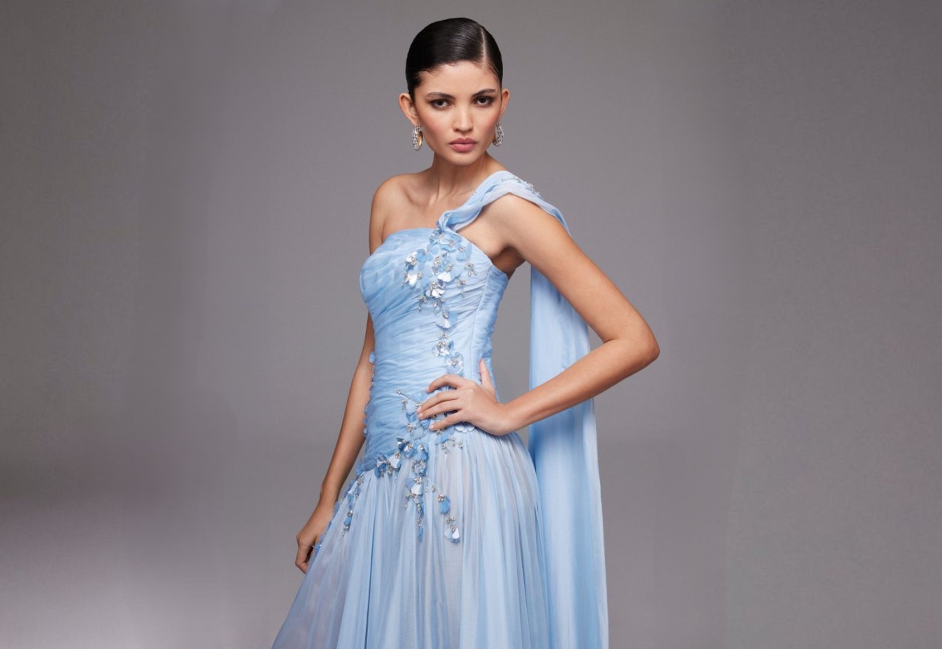 المصممة نور الظاهري: هذه هي صيحات الموضة الأكثر رواجاً لربيع وصيف 2026