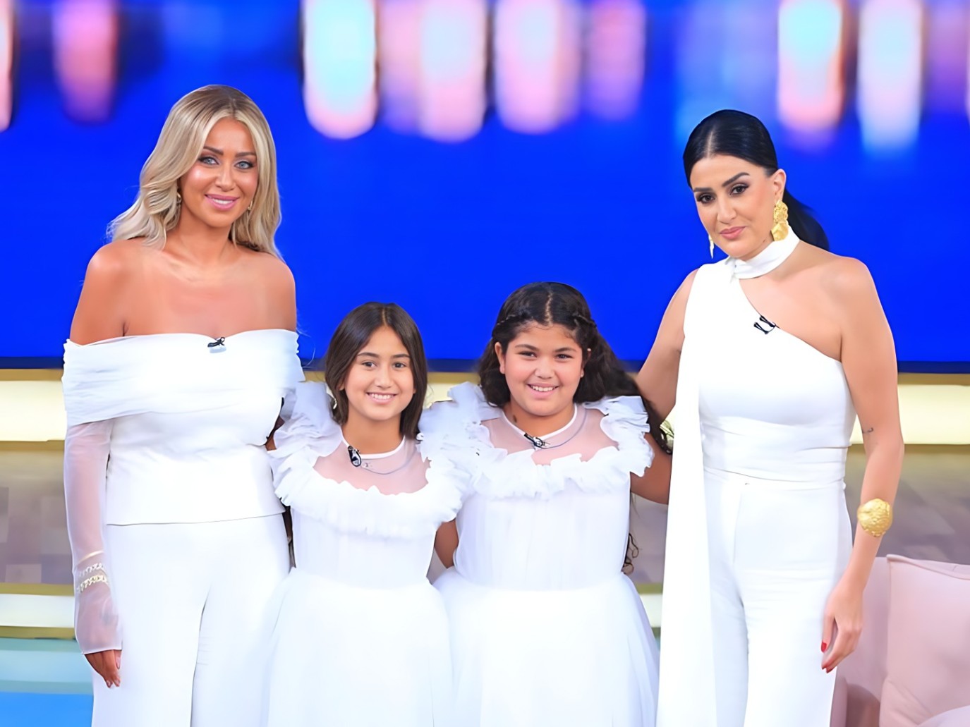 غادة عبد الرازق حديث السوشيال ميديا بعد ظهور حفيدتيها معها