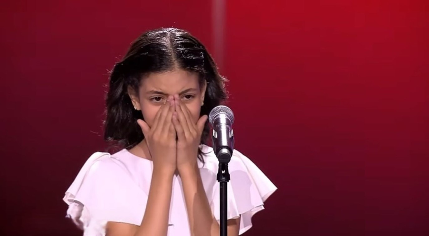 لحظة مؤثرة تخطف الأنظار في The Voice Kids.. دموع طفلة تُشعل تعاطف الجميع
