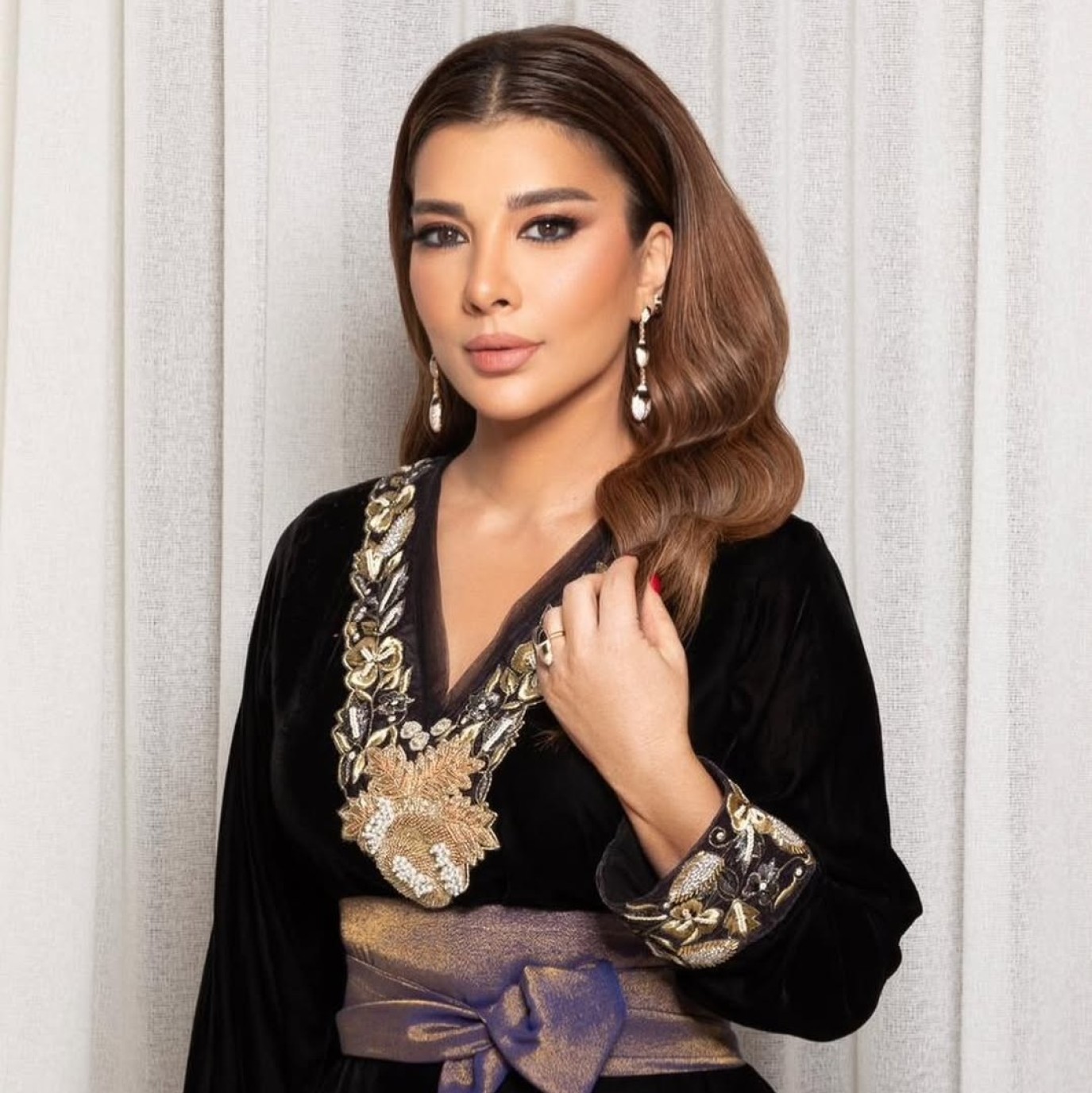 ما سرّ عشق أصالة لفساتين الكورسيه؟ آخرها إطلالتها في باريس