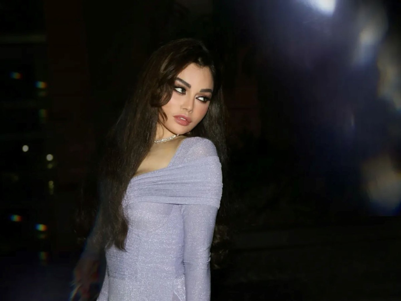 مشهد عفوي لهيفاء وهبي على المسرح يخطف الأنظار.. هذا ما فعلته