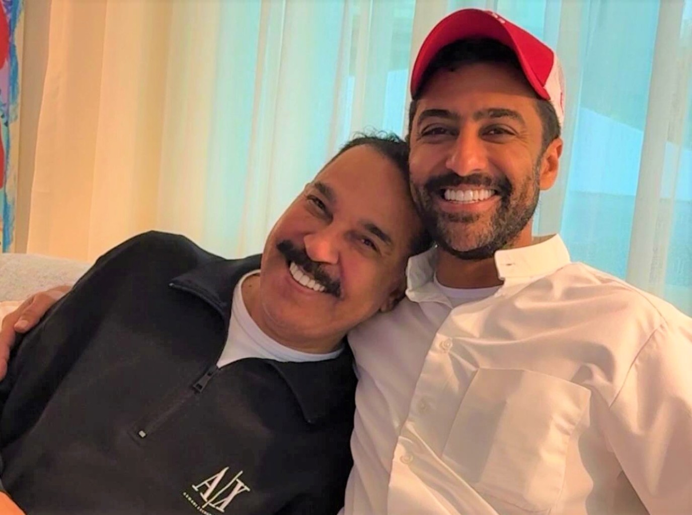 عبدالله الرويشد يفاجئ محمد صفر ويحتفل بيوم ميلاده أثناء عروض مسرحية "مهندس الذوق العام"