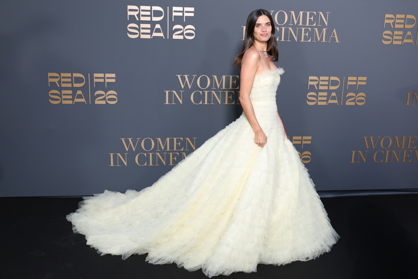أناقة لافتة للنجمات في حفل المرأة في السينما ضمن فعاليات مهرجان كان السينمائي 2026