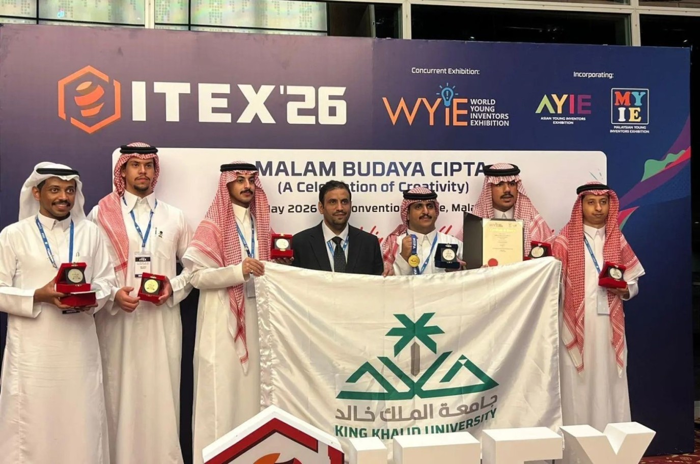 جامعة الملك خالد تتألق عالمياً بـ6 ميداليات وجوائز خاصة في 2026 ITEX