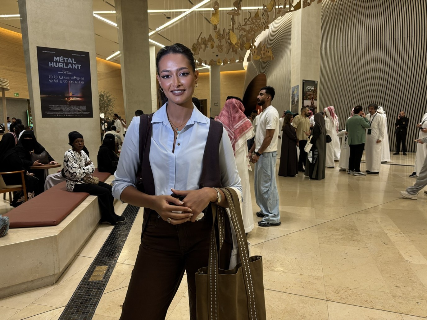 من فعاليات النهار في مهرجان أفلام السعودية.. صيحات جمالية ناعمة تتصدر إطلالات النجمات