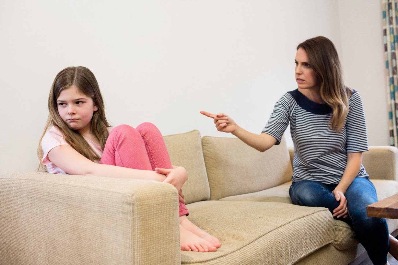 حائرة بين الحزم والتساهل؟.. إليكِ الحل السحري لتأديب طفلكِ