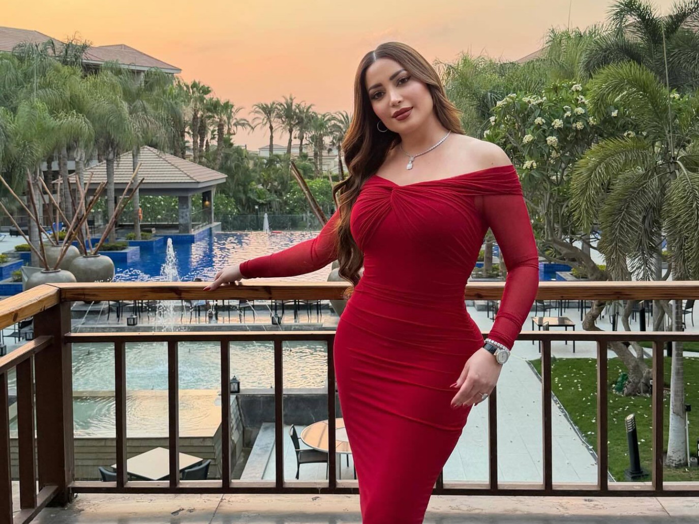 فساتين أوف شولدر بأكمام طويلة من وحي النجمات