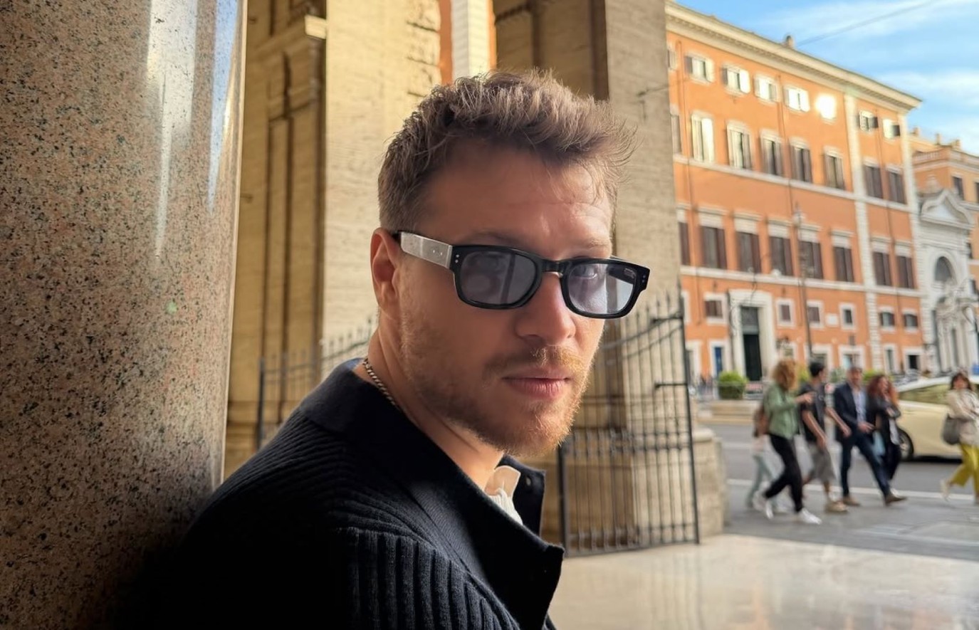 بطلا "هذا البحر سوف يفيض" يدعمان محمد صلاح: من الشاشات والتمثيل إلى الملاعب والغناء