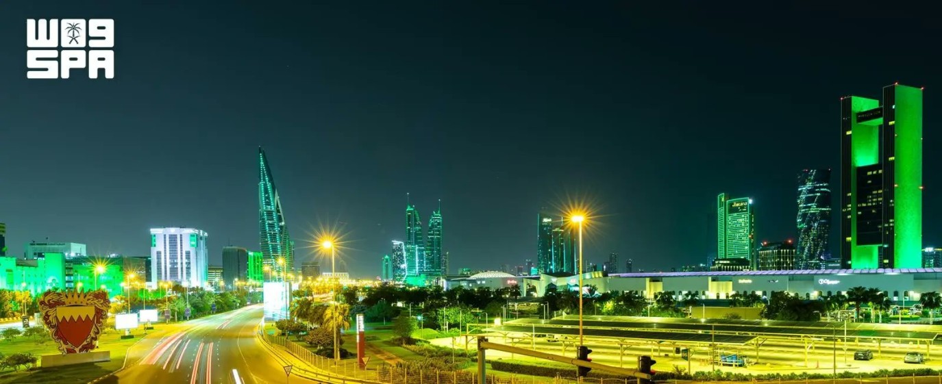 البحرين تتزين بالأخضر احتفالاً باليوم الوطني السعودي