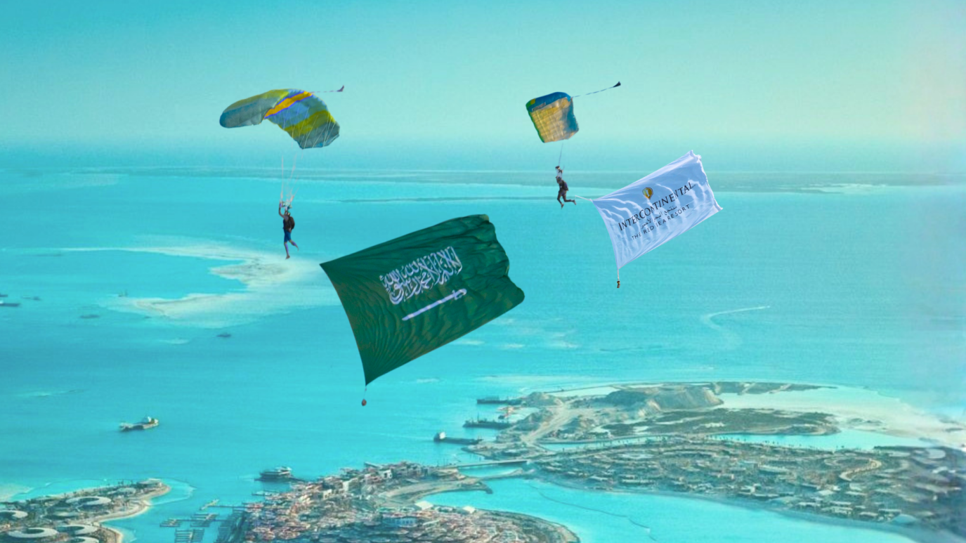 منتجع إنتركونتيننتال البحر الأحمر يحتفي باليوم الوطني السعودي بقفزة مظلية تاريخية لرزان العجمي فوق جزيرة شورى