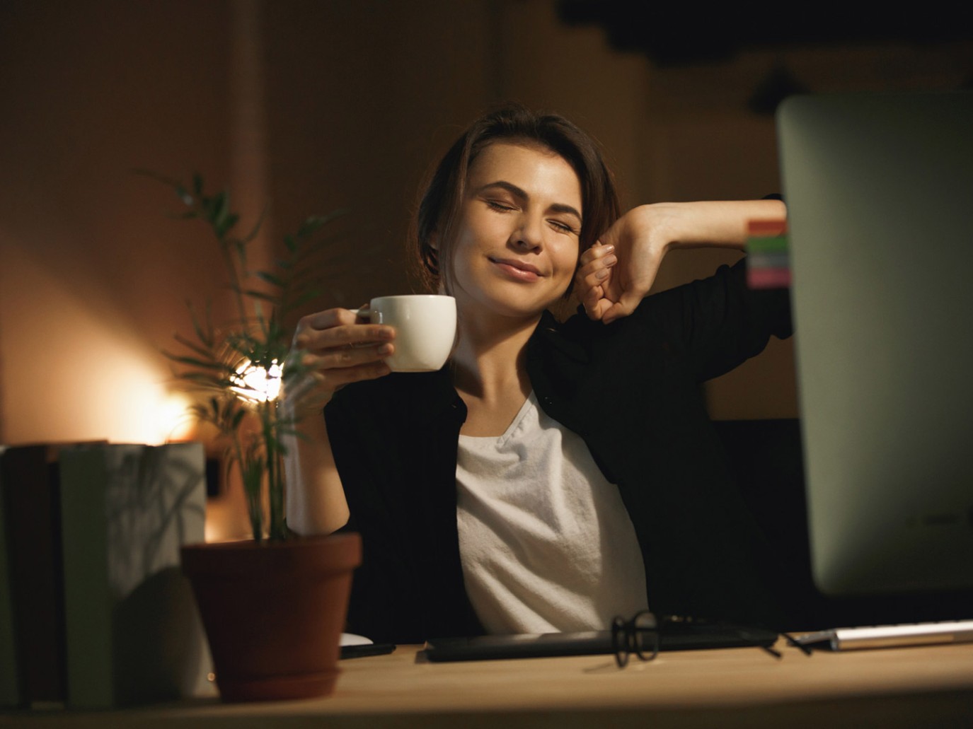 أشياء تجنّبيها قبل النوم إذا كنتِ تعانين من الأرق.. عادات يومية قد تحرمكِ من الراحة