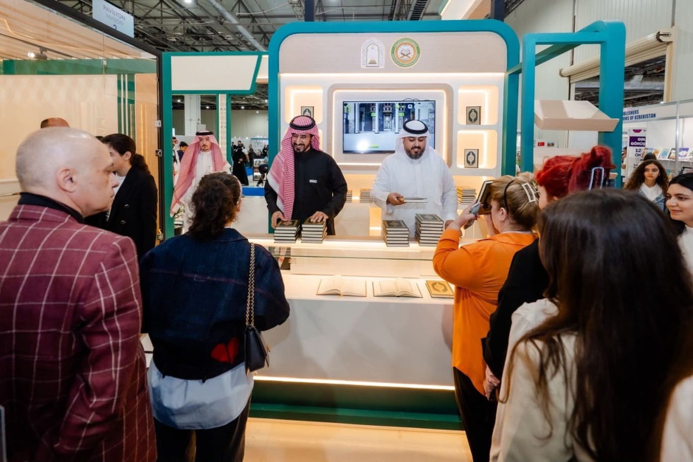 مجمع الملك فهد يستعرض إصدارات قرآنية في معرض باكو الدولي للكتاب 2026