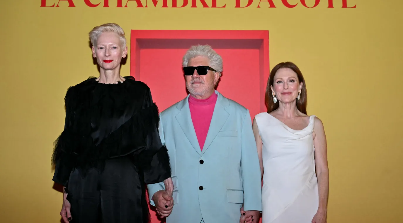 أبطال فيلم The Room Next Door جوليان مور وتيلدا سوينتون في باريس-  Julianne Moore and Tilda Swinton in Paris - مصدر الصورة  LOU BENOIST / AFP  