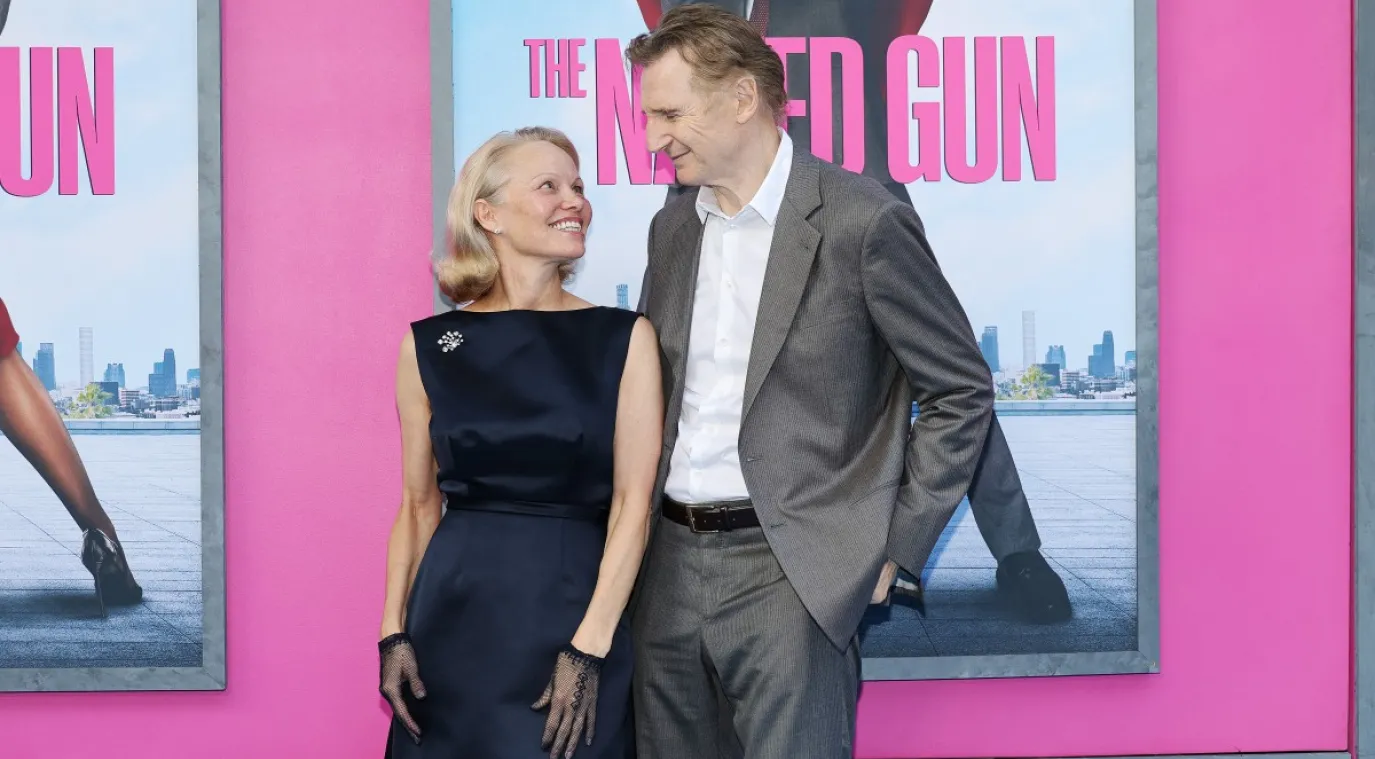 باميلا أندرسون وليام نيسون في مدينة نيويورك (Pamela Anderson and Liam Neeson in New York City). مصدر الصورة: Dia Dipasupil / GETTY IMAGES NORTH AMERICA / Getty Images via AFP