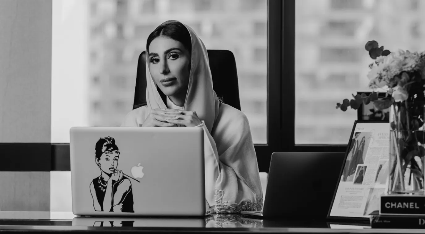 مصممة الأزياء الإماراتية شريفة الشريف الهاشمي مؤسسة علامة Onori – الصورة من العلامة