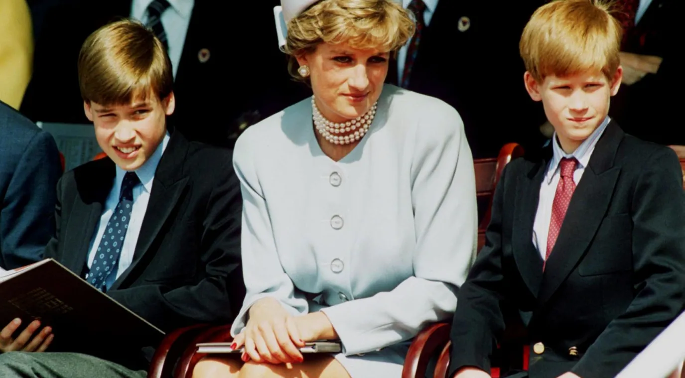 الأميرة ديانا مع ابنيها الأمير ويليام والأمير هاري في هايد بارك في لندن، إنجلترا (Princess Diana with her sons Prince William and Prince Harry in Hyde Park in London, England). مصدر الصورة: Anwar Hussein/Getty Images