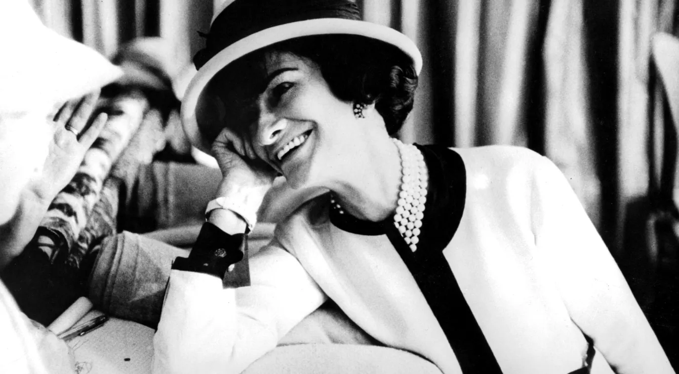 المصممة كوكو شانيلCoco Chanel  في بداية الخمسينيات- (مصدر الصورة ( Apic/Getty Images