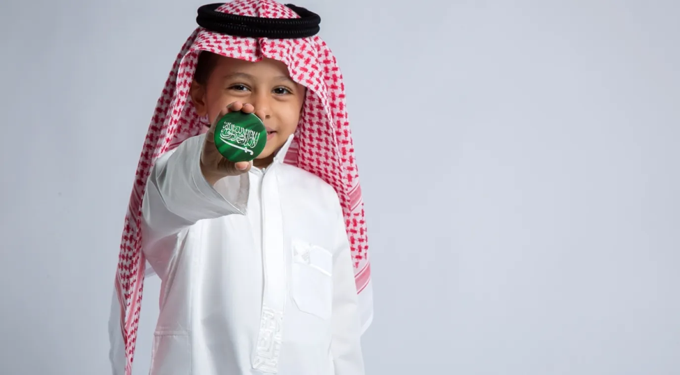 طفل يحتفي باليوم الوطني السعودي