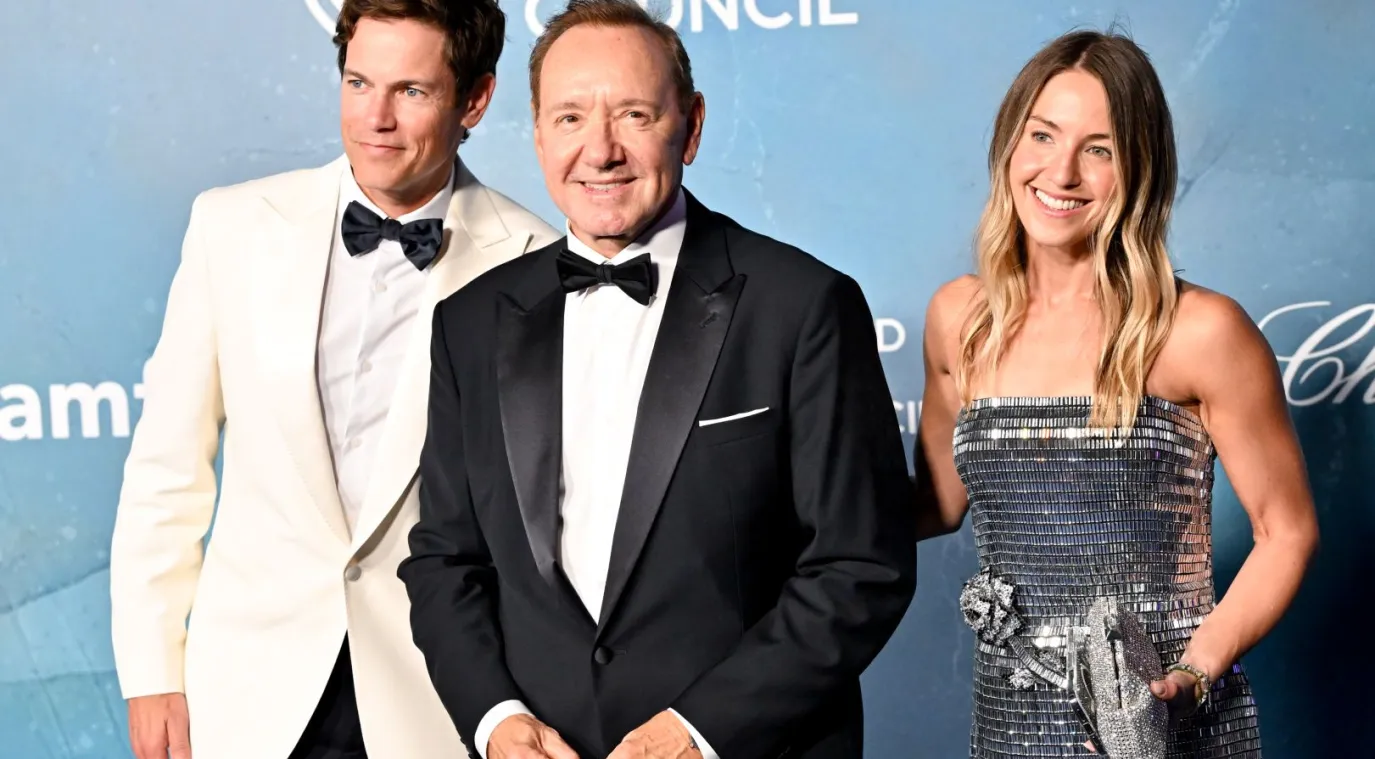 إيفان لوينشتاين، كيفن سبيسي، لوسي لوينشتاين Evan Lowenstein, Kevin Spacey, Lucie Lowenstein، حفل أمفار فينيسيا 2025. مصدر الصورة: Earl Gibson III/Deadline via Getty Images