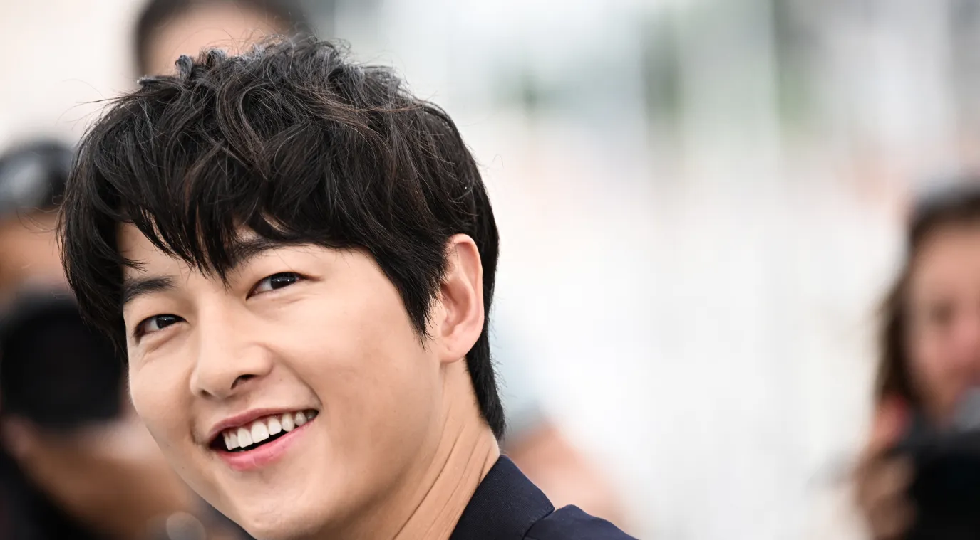سونغ جونغ كي في مهرجان كان السينمائي 2023 - Song Joong-Ki at the 76th edition of the Cannes Film Festival in Cannes- مصدر الصورة LOIC VENANCE / AFP