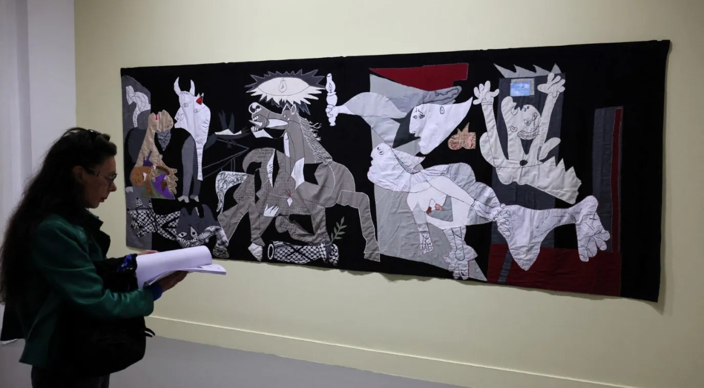  إعادة إنتاج لوحة غيرنيكا لبيكاسو المعروضة في معرض "متحف في المنفى"