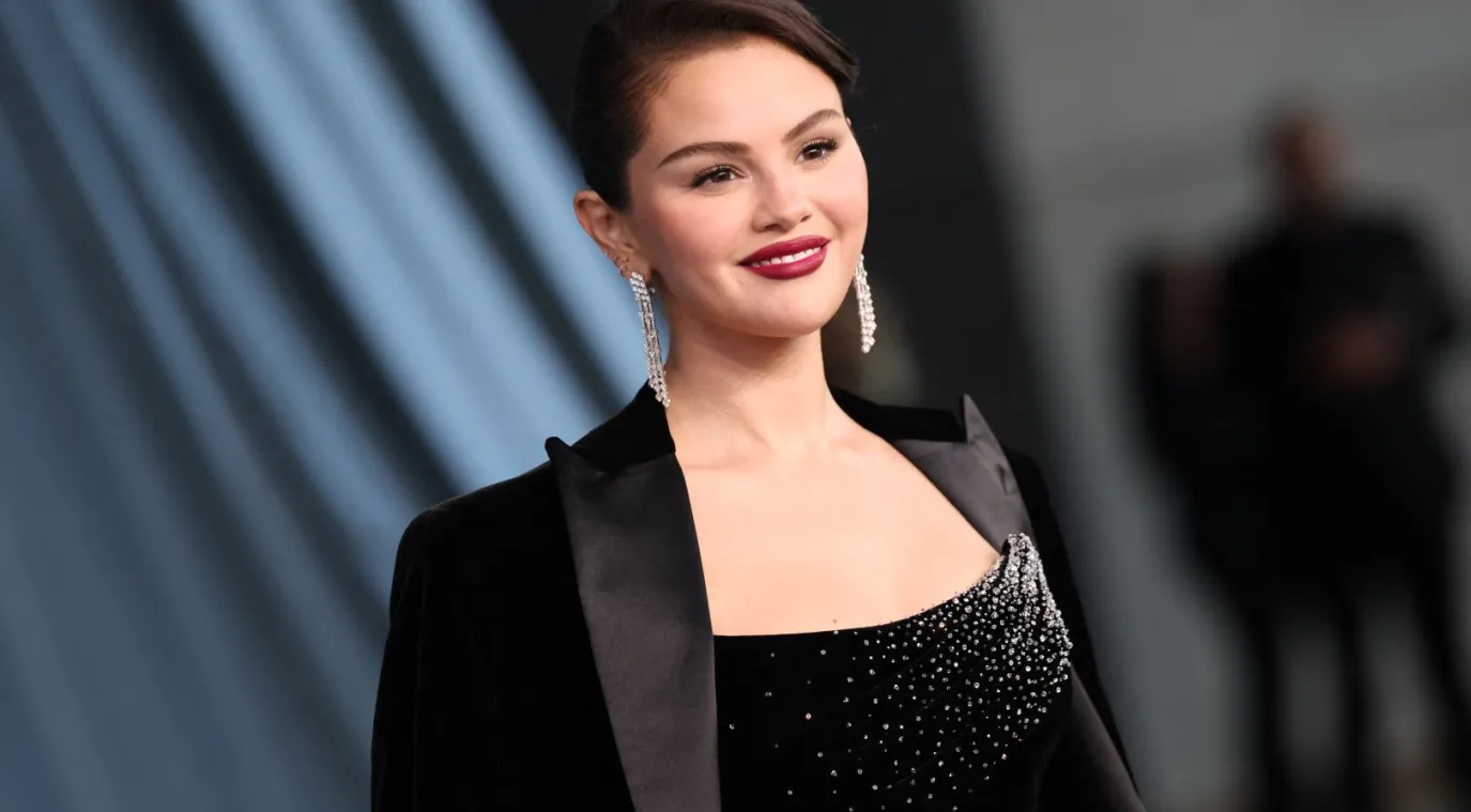  لون أحمر الشفاه الذي يناسب الشعر الداكن؟