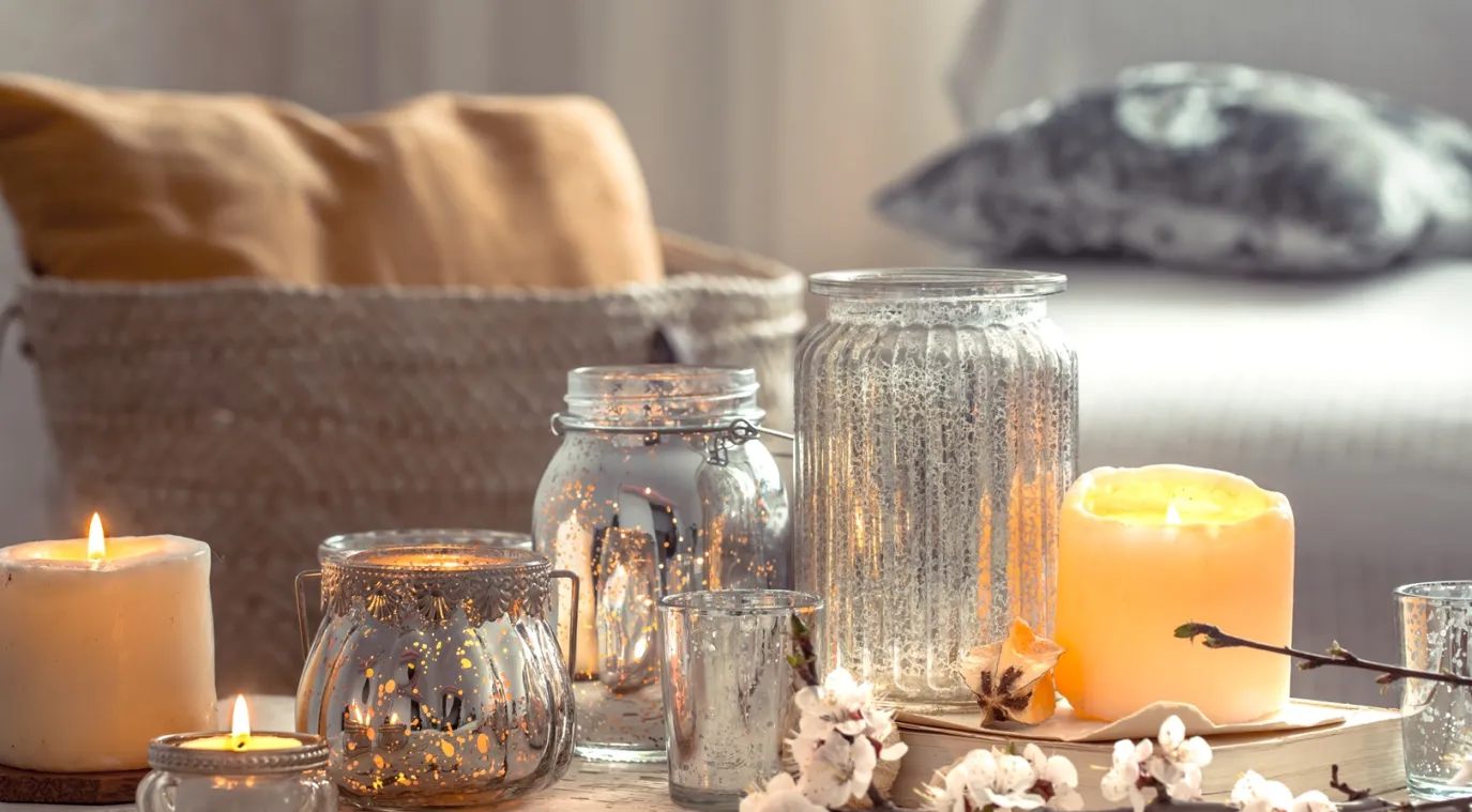 غرفة معيشة مودرن مع شموع معطرة