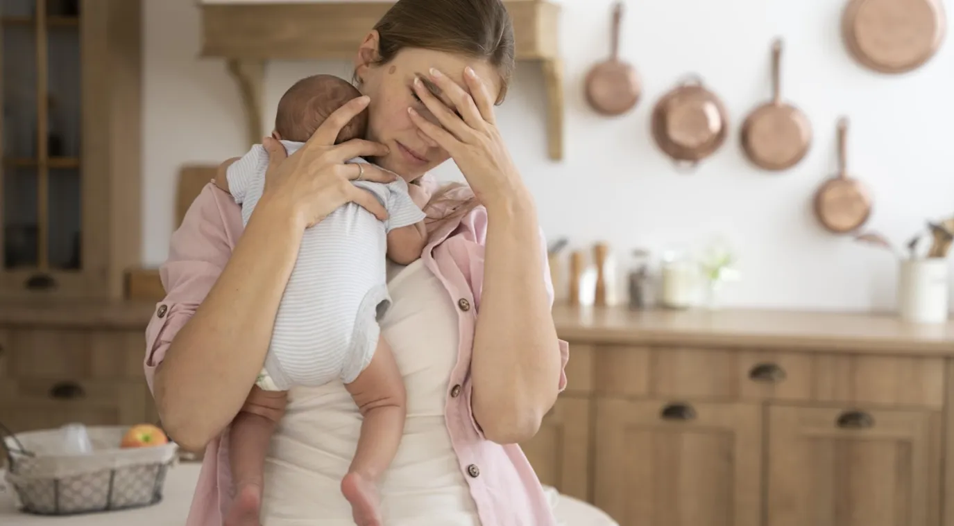 صورة لأم تعاني من الصداع- مصدر الصورة freepik صورة لأم تعاني من الصداع- مصدر الصورة freepik