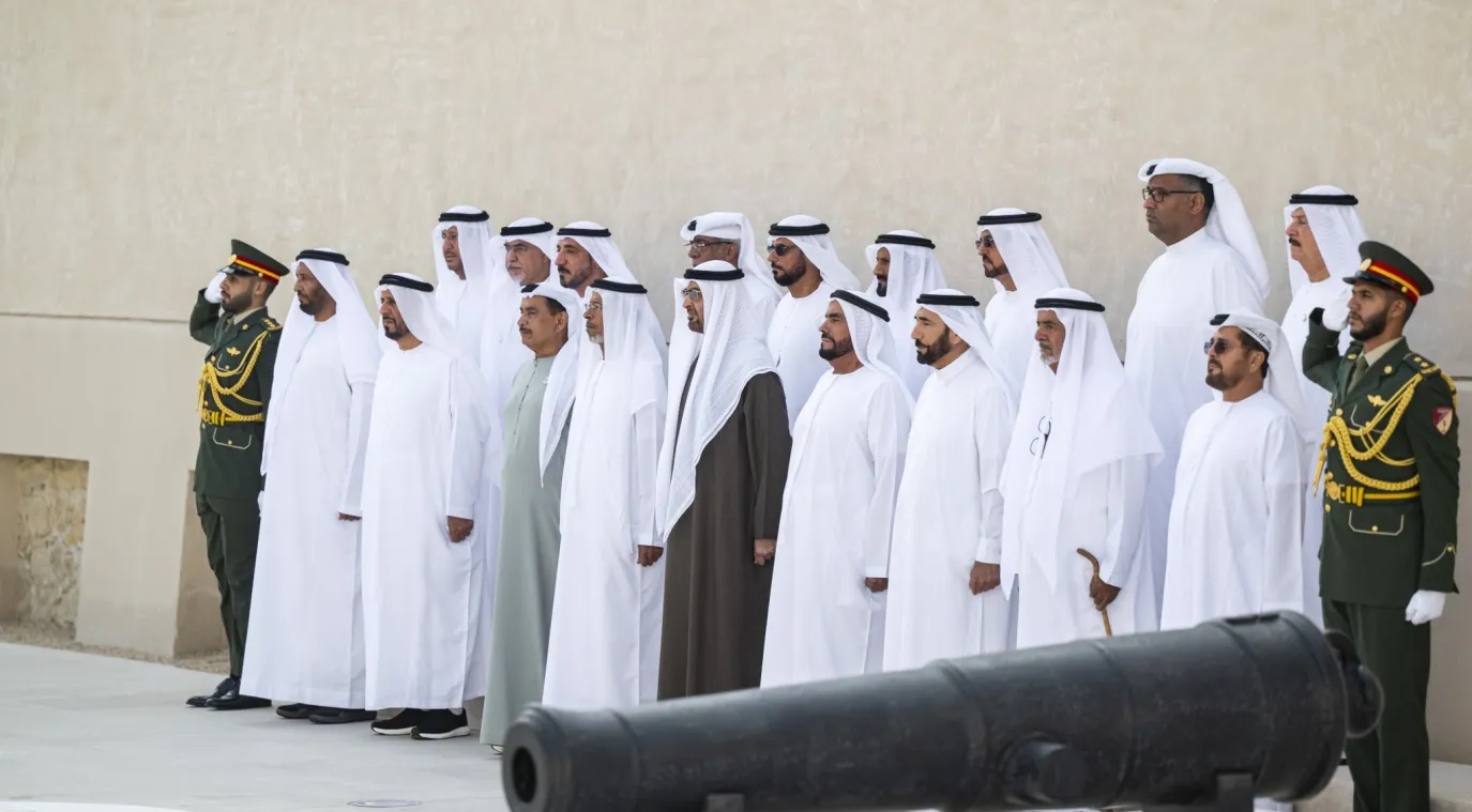 الشيخ محمد بن زايد آل نهيان خلال تحية علم الدولة في قصر الحصن. الصورة من وكالة الأنباء الإماراتية "وام"