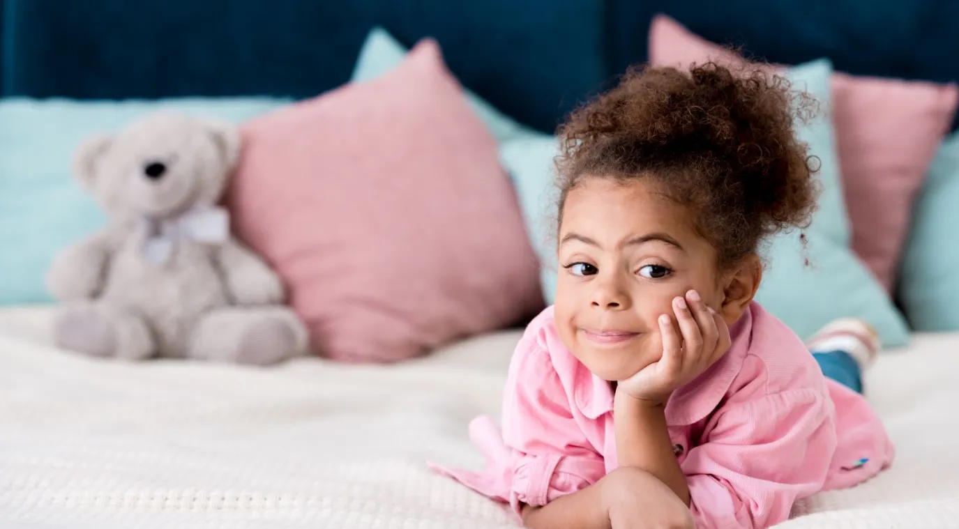 صورة طفلة تفكر قبل النوم