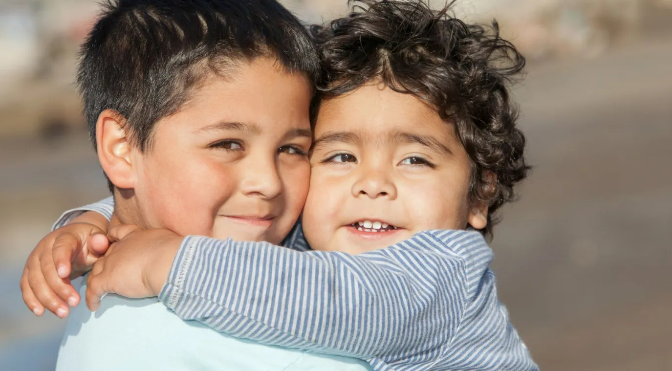 صورة طفلين يتعانقان
