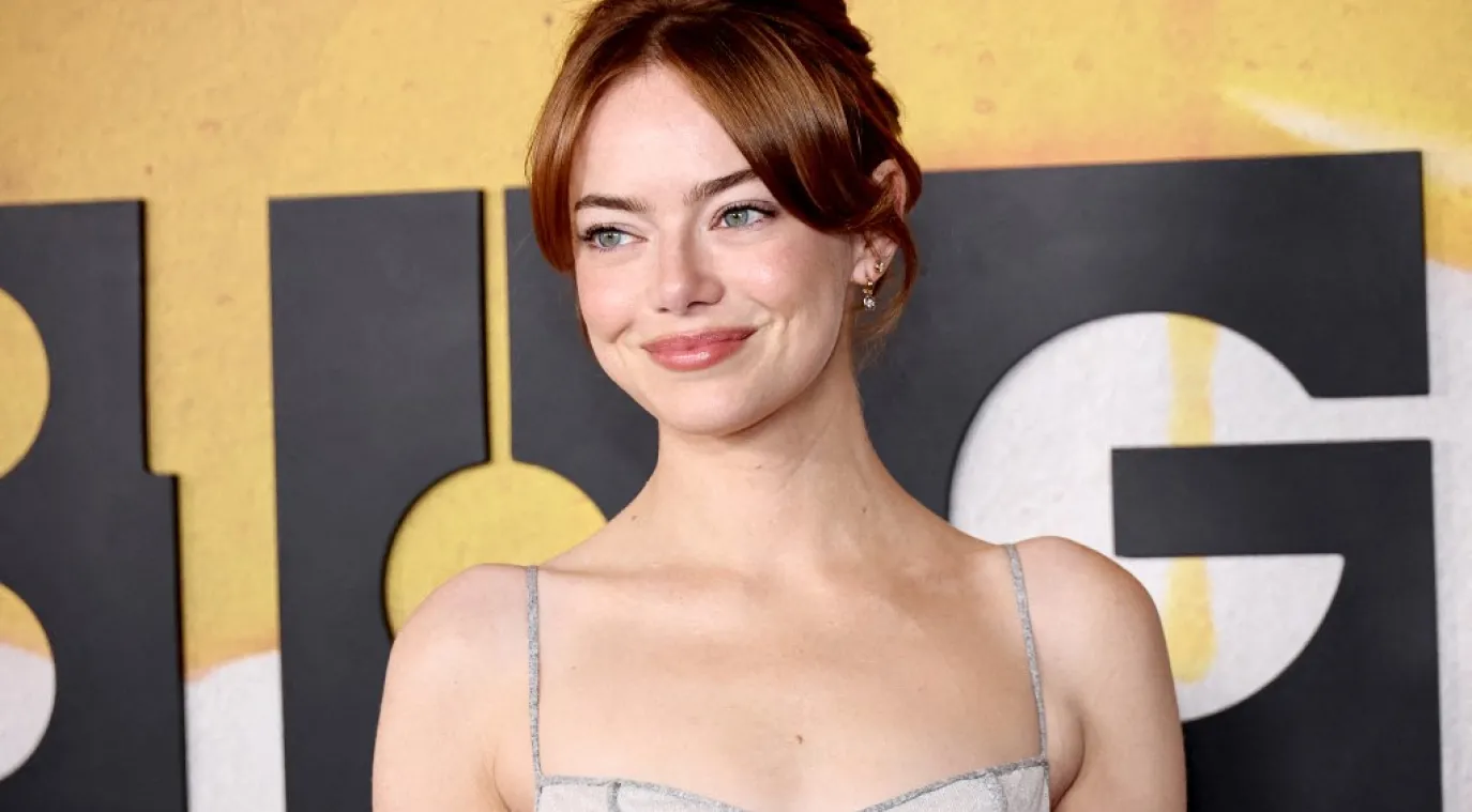 إيما ستون في نيويورك (Emma Stone in New York City). مصدر الصورة Photo by Jamie McCarthy / GETTY IMAGES NORTH AMERICA / Getty Images via AFP