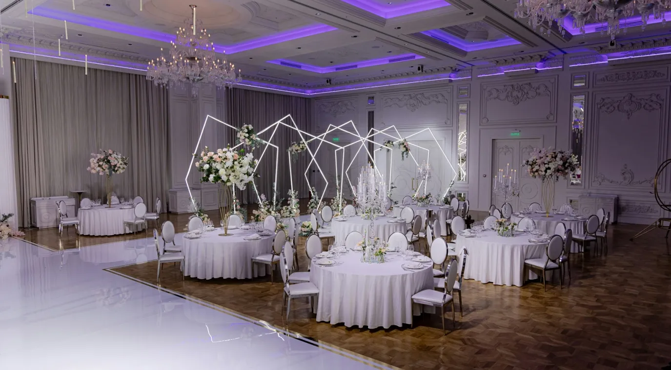 حفل زفاف منعقد في قاعة مغلقة