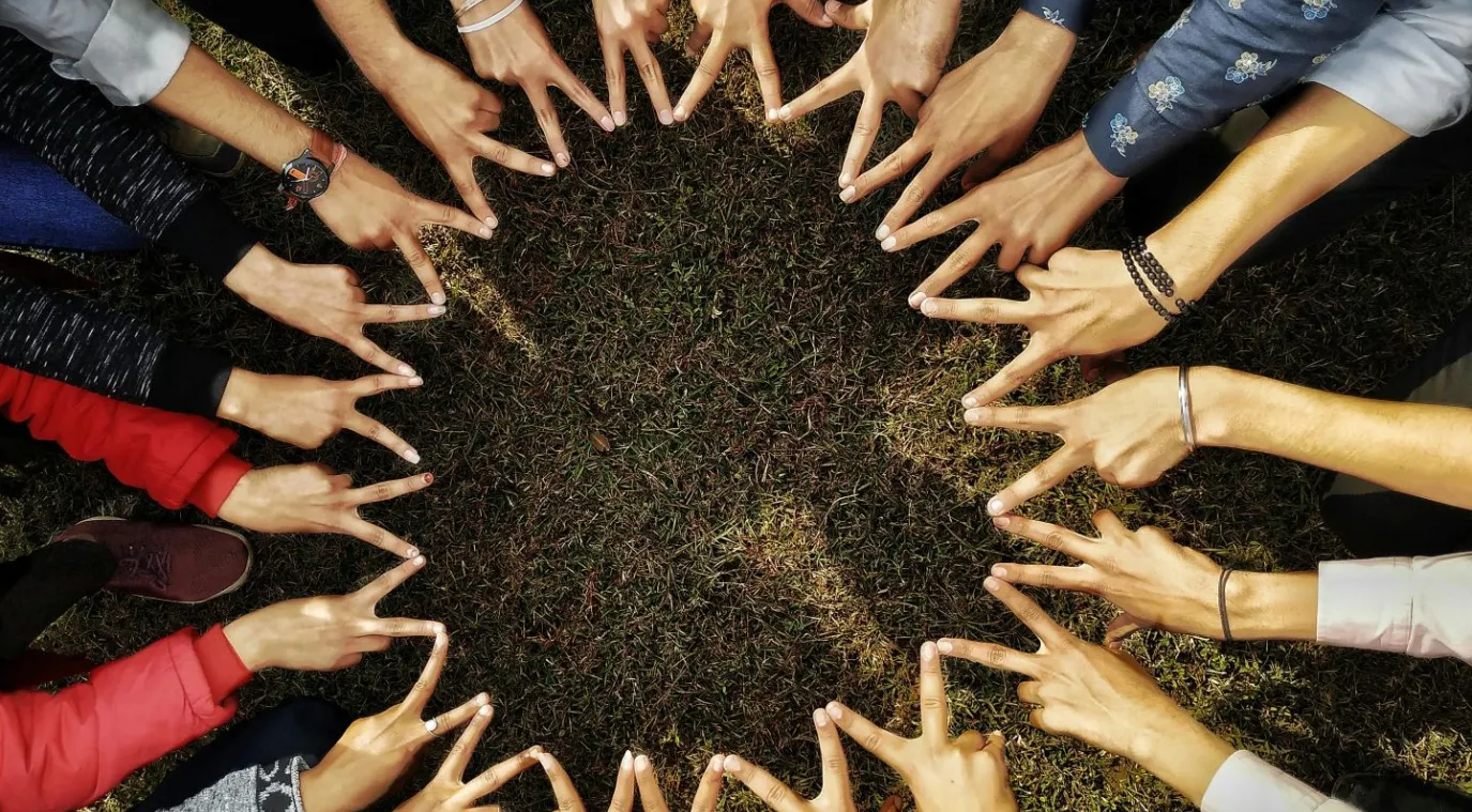 مجموعة من الأيادي المتعاونة المتحدة تبرز أهمية التسامح