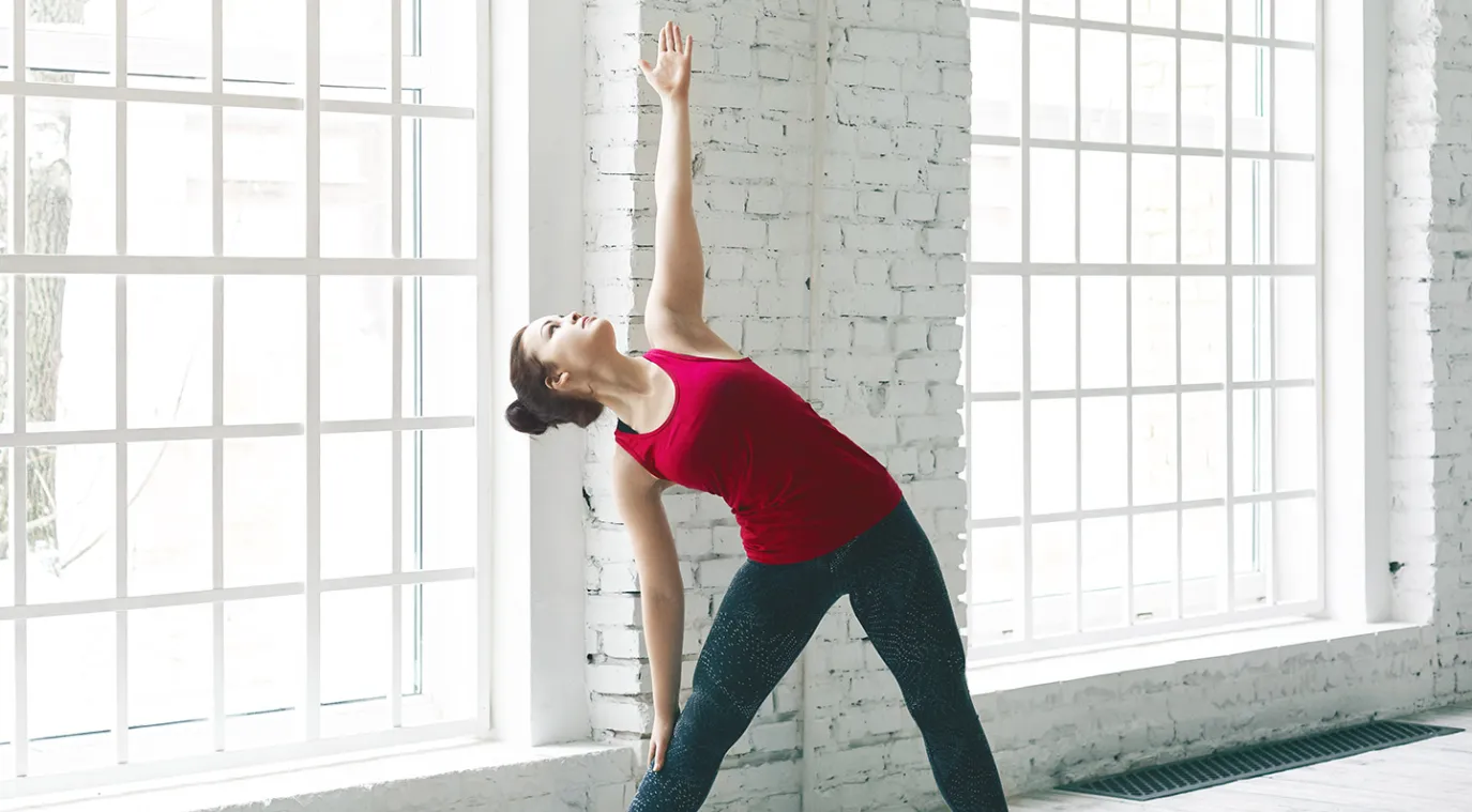 سيدة تهيئ جسمها  قبل التمارين Image by shurkin_son on Freepik