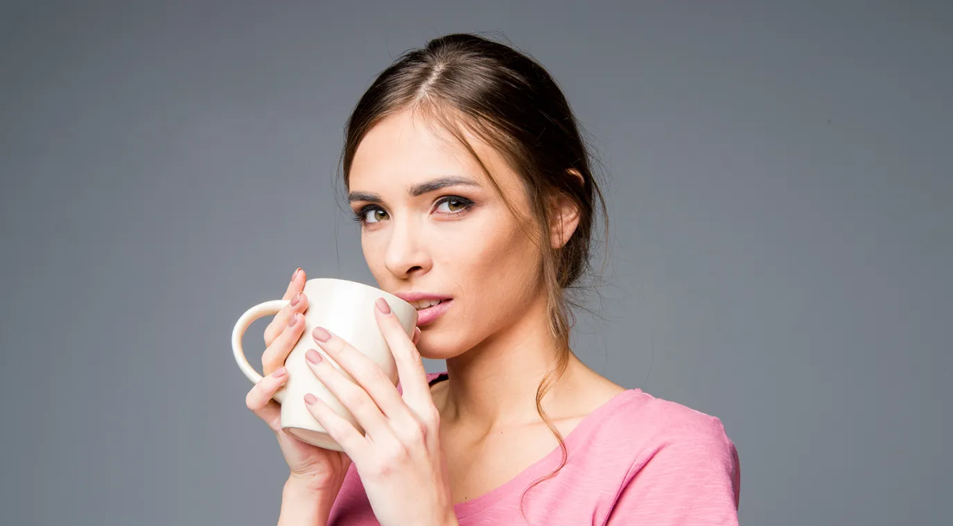 امرأة تشرب شاي الأعشاب لتنظيف الجسم 