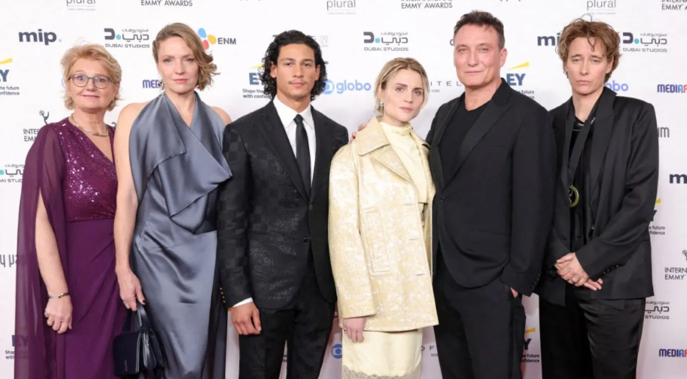 باتريشيا أوليتزكي، إميليو ساكرايا، مالا إيمدي، أوليفر ماسوتشي، وبيا ستريتمان (Patricia Aulitzky, Emilio Sakraya, Mala Emde, Oliver Masucci and Pia Strietmann). مصدر الصورة: Michael Loccisano/Getty Images/AFP