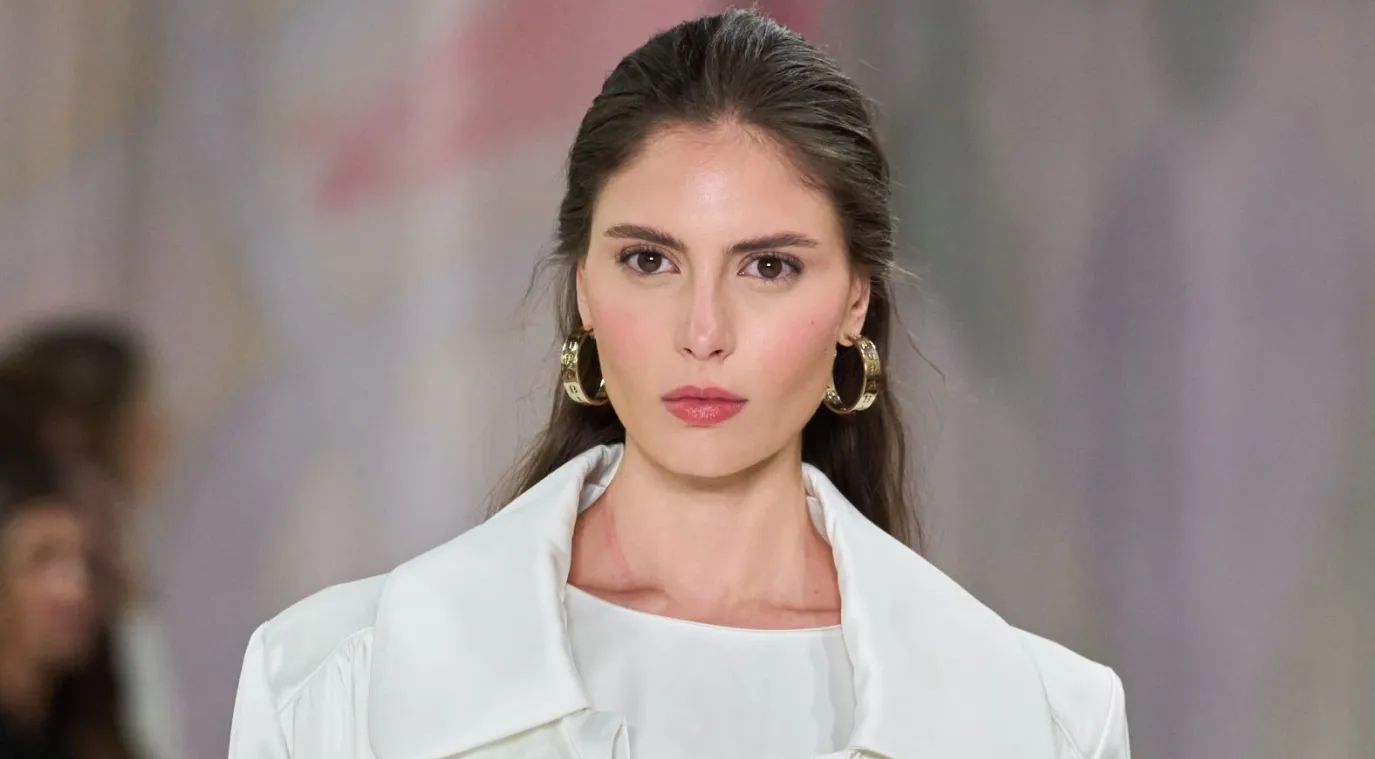 تسريحات شعر راقية لإطلالة فاخرة في اليوم الوطني الإماراتي