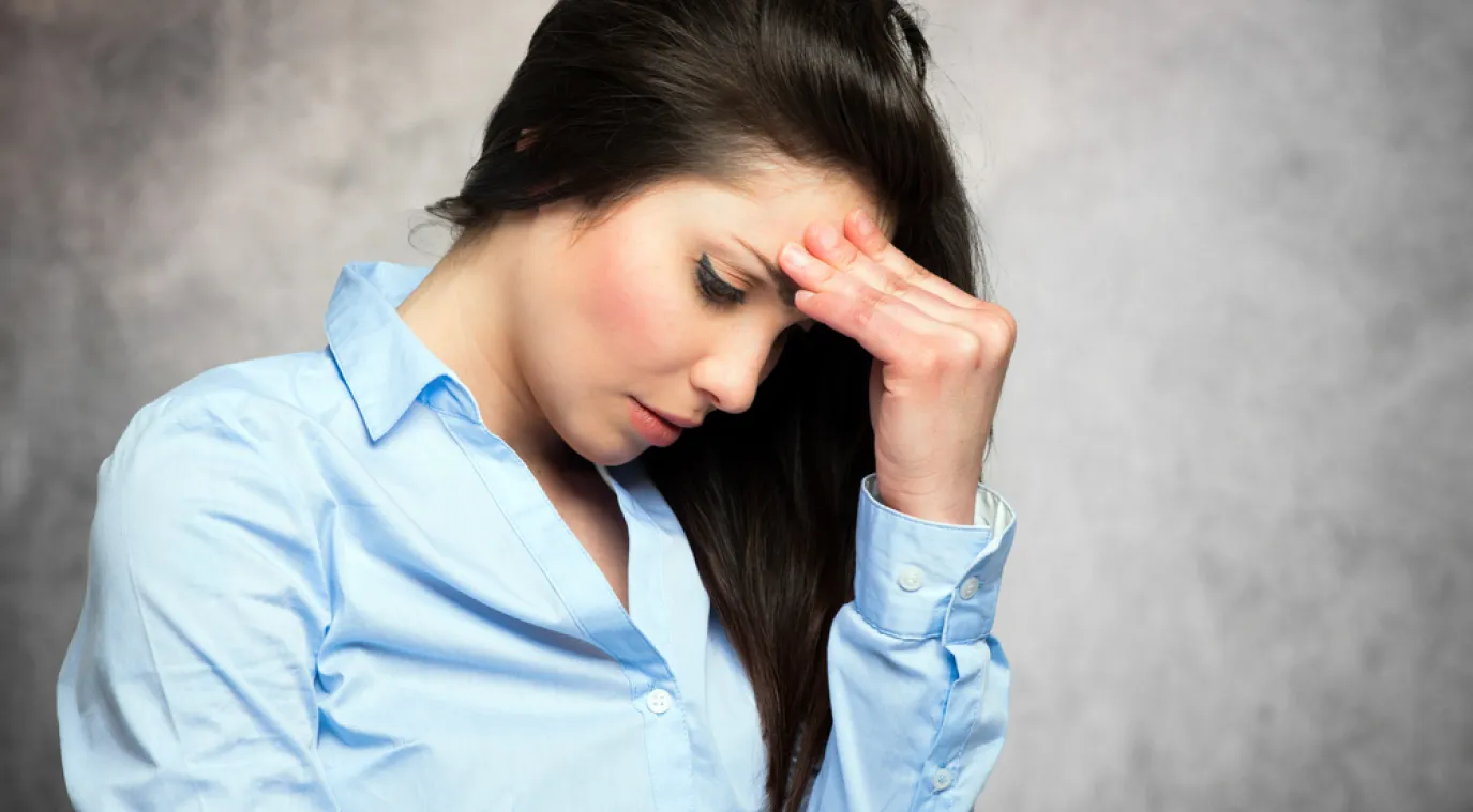 امرأة تعاني من الصداع