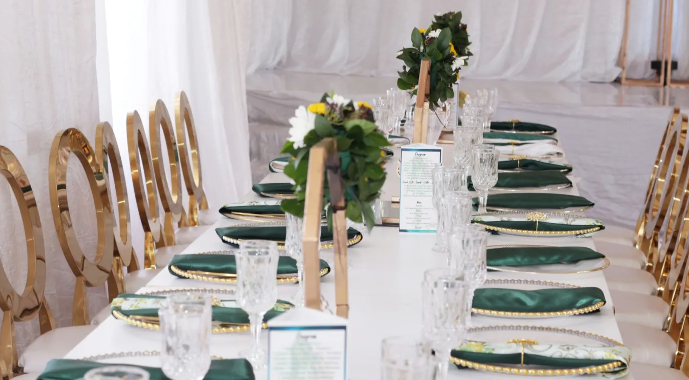 تفاصيل بالأخضر على طاولة حفل الزفاف