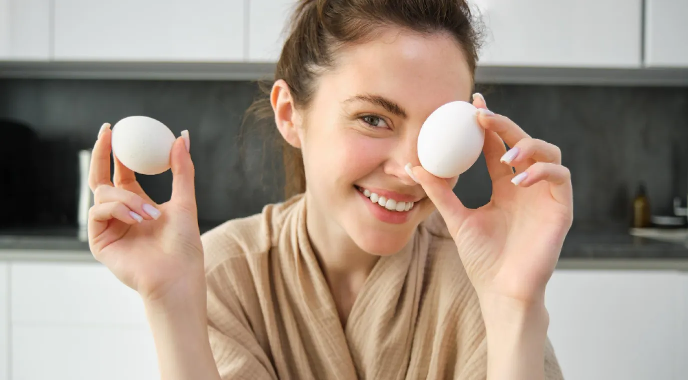 امرأة تتناول البيض - المصدر freepik