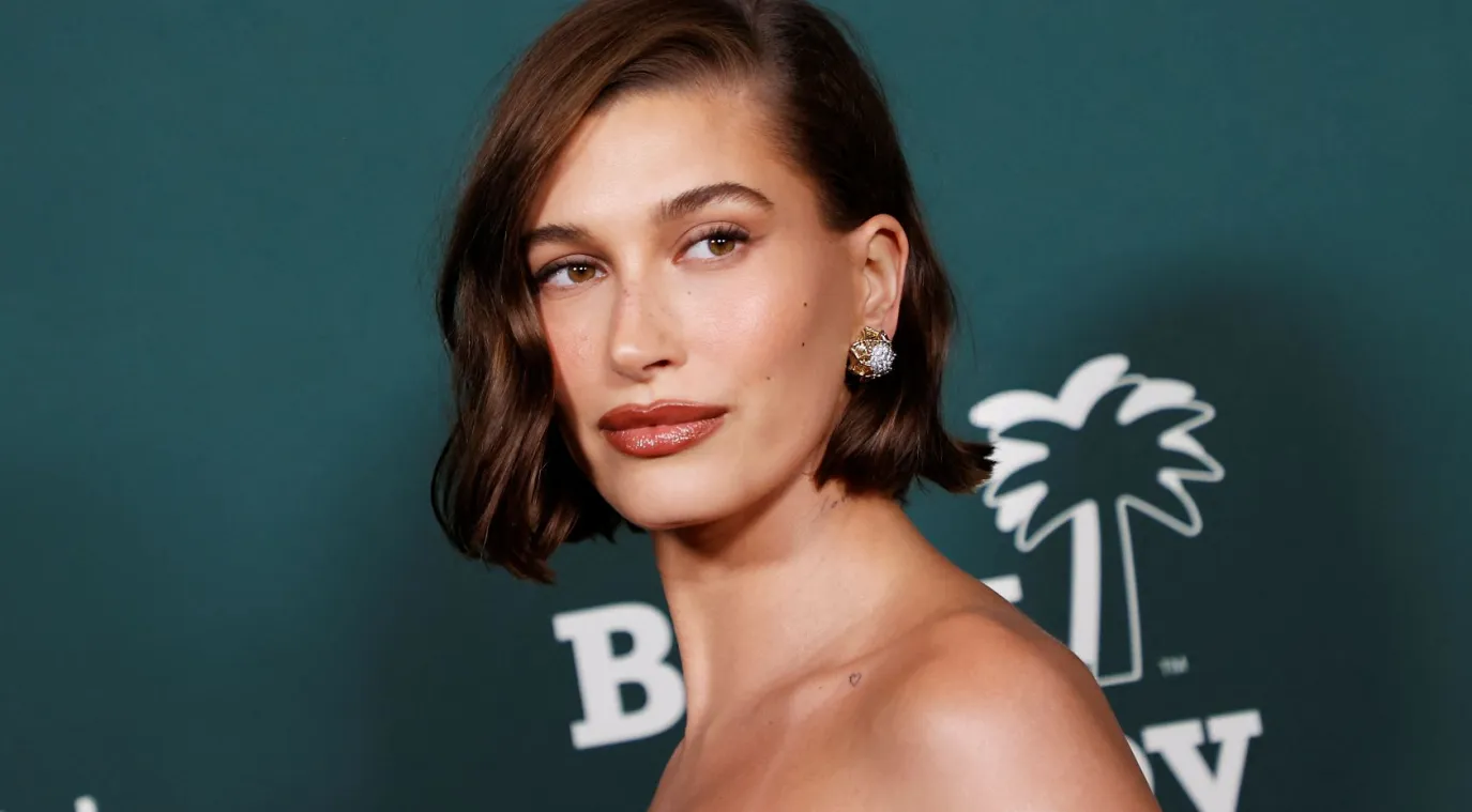 هايلي بيبر تعيد تعريف الأناقة بقصة البوب القصير