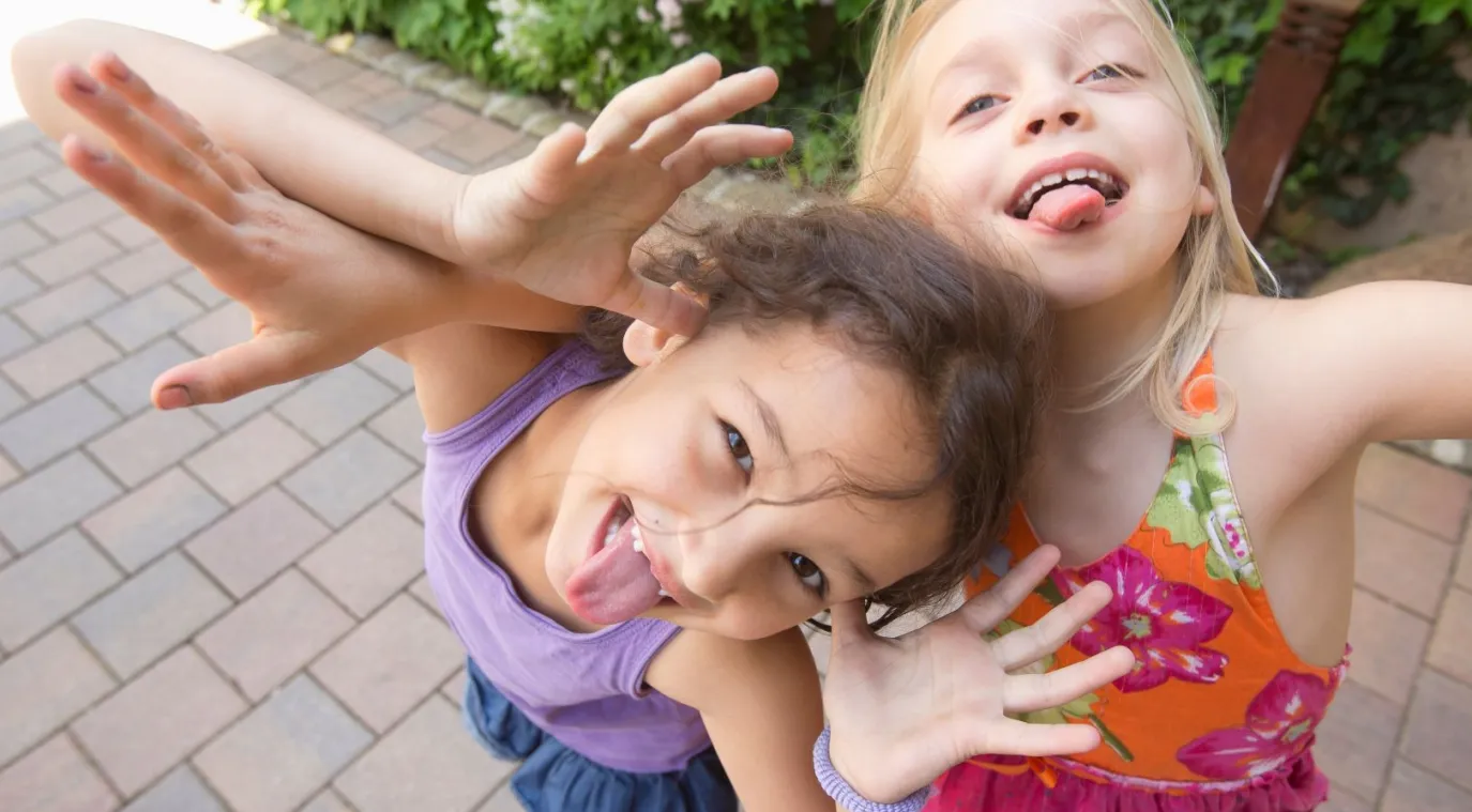 صورة طفلتين شقيتين