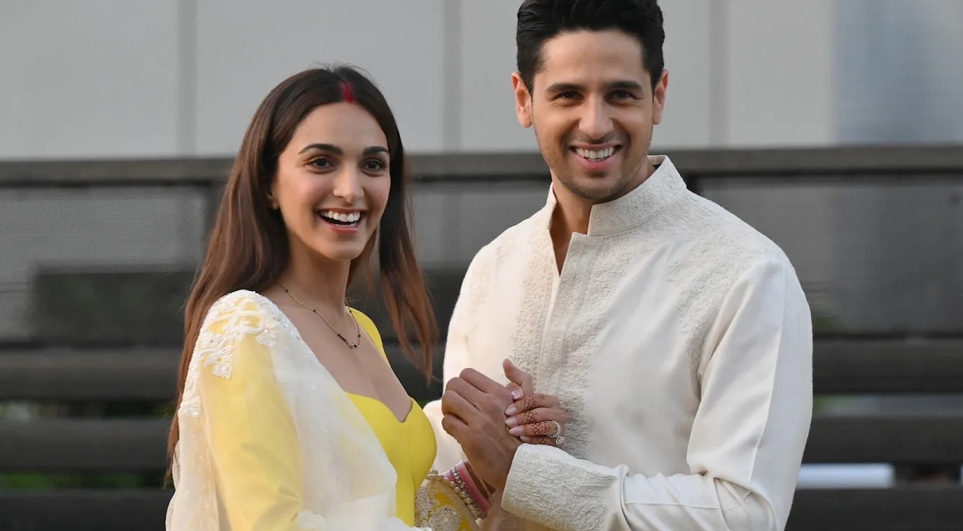سيدهارث مالهوترا وكيارا أدفاني في مومباي ( Sidharth Malhotra and Kiara Advani in Mumbai ). مصدر الصورة:SUJIT JAISWAL / AFP