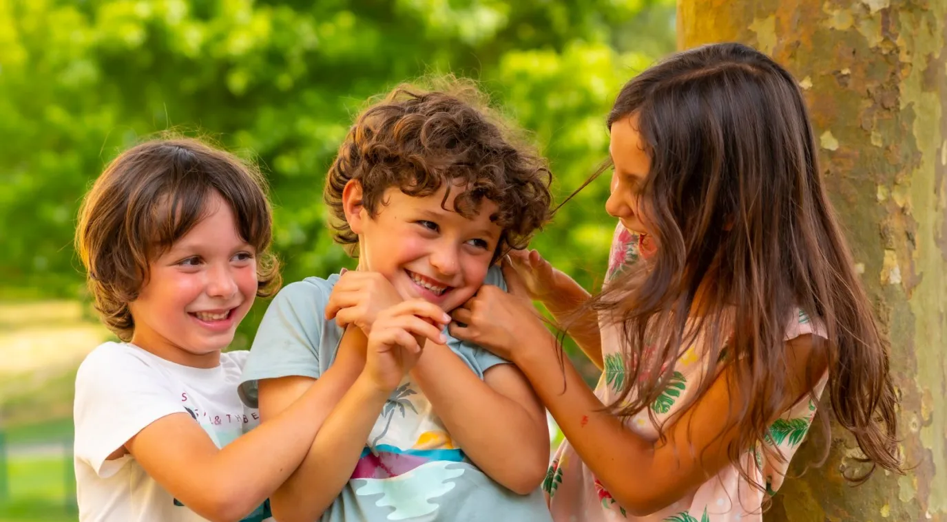 صورة أطفال يضحكون