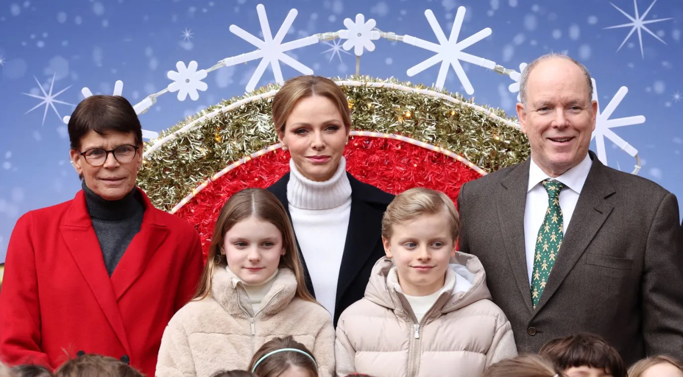 الأميرة ستيفاني، والأميرة غابرييلا، والأميرة شارلين، والأمير جاك، والأمير ألبرت الثاني في قصر موناكو في موناكو (Princess Stephanie, Princess Gabriella, Princess Charlene, Prince Jacques and Prince Albert II at the Monaco Palace in Monaco). مصدر الصورة: Valery HACHE / AFP