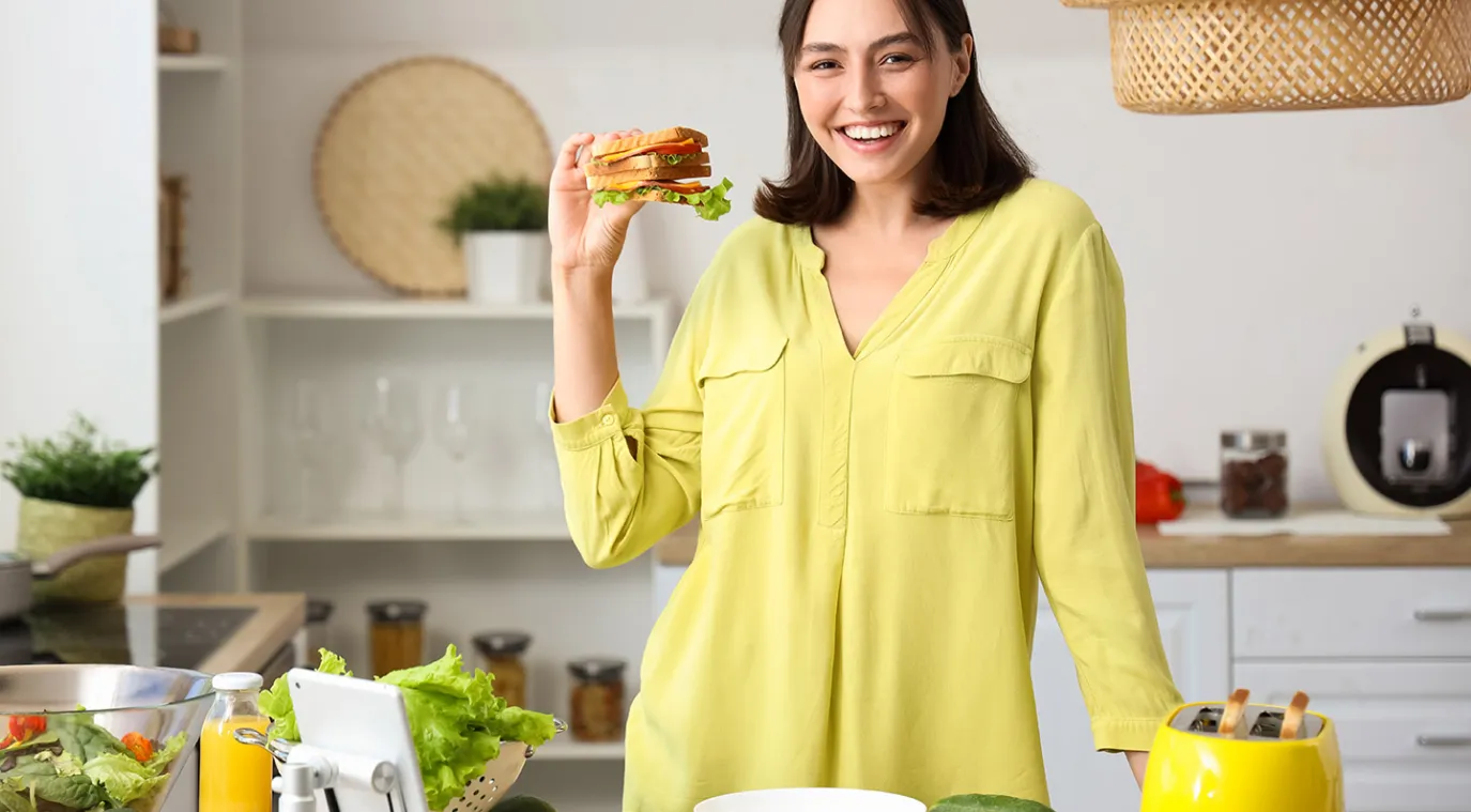 امرأة تنعم بصحة جيدة