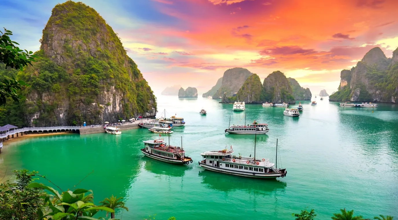 لقطة لخليج هالونج وقت المغيب