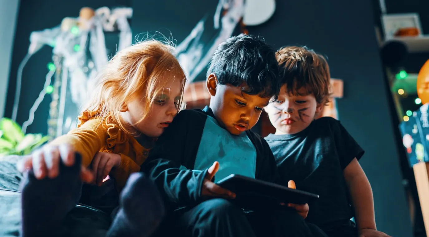صورة أطفال يتابعون الشاشات