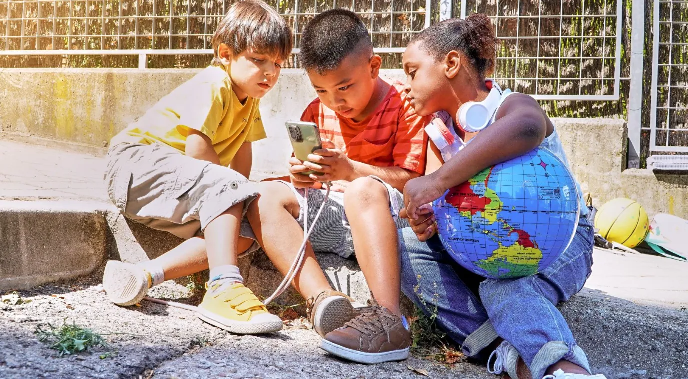 صورة اطفال على مواقع التواصل